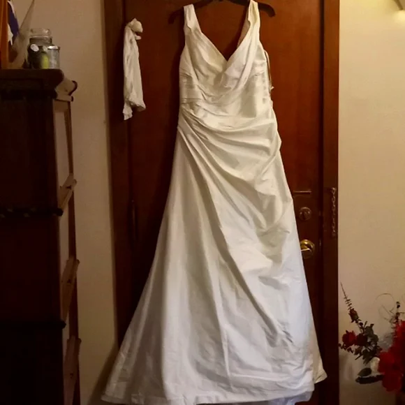 Augusta Jones Wedding Dress - Picture 1 of 7